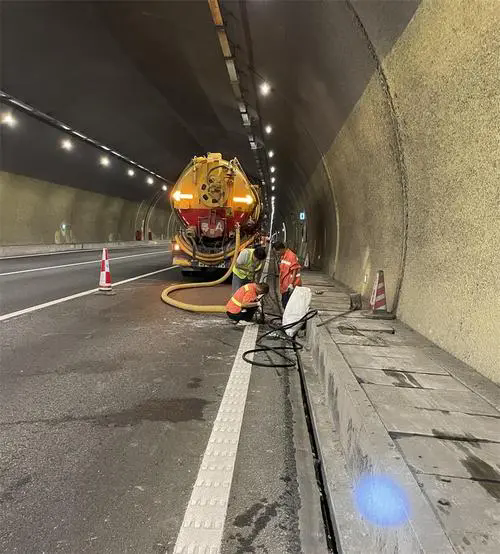 东至隧道排水渠清淤